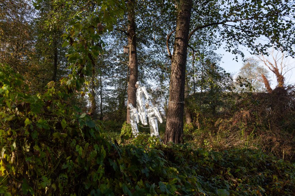 Die Botschaft · Site-specific mixed media Installation / 400x300x40cm / Labirynt Festival of New Art / Slubice (Poland) / 2022